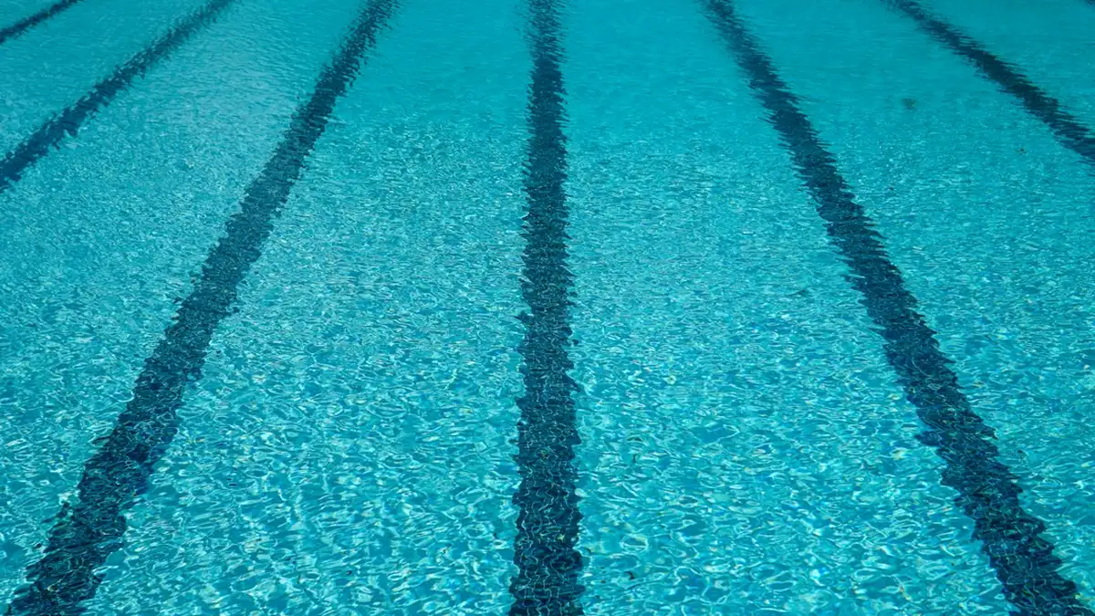 Idée contour de piscine : matériaux, usage et entretien